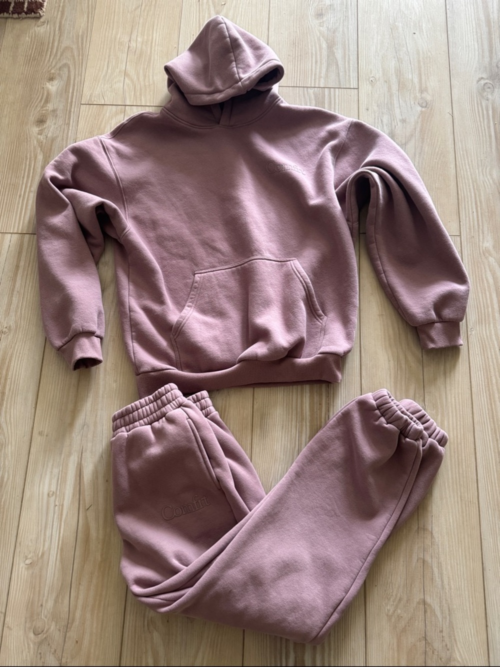 Comfrt Minimalist Sweatshirt and Sweatpants Bundle
